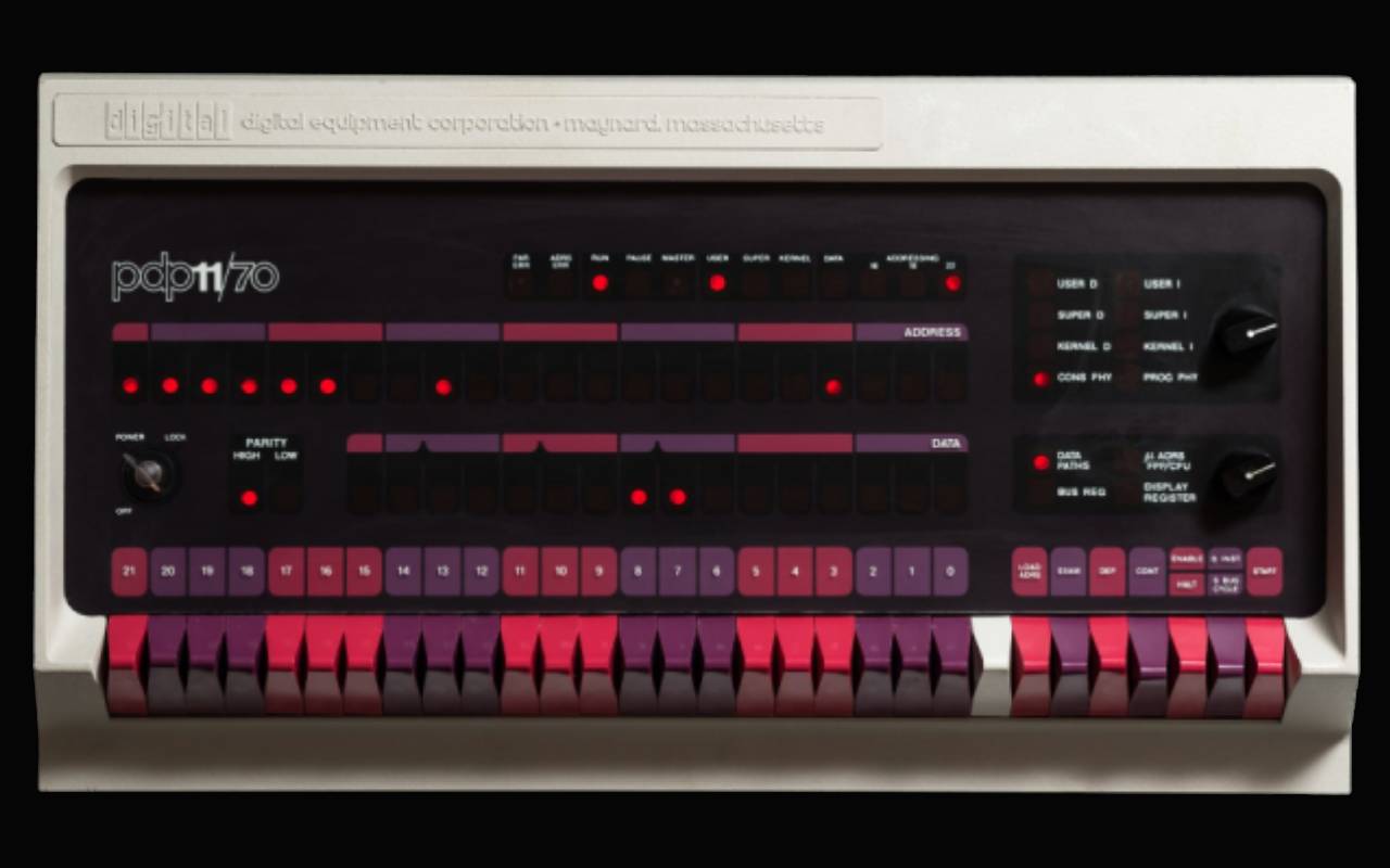 The front panel of a real PDP-11/70