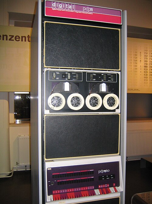 The PDP-11/40, the hardware ancestor of the Soviet SM-4